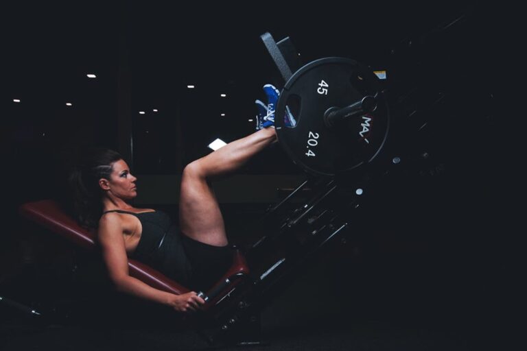 Vrouw voert leg press uit in de sportschool als onderdeel van haar trainingsroutine