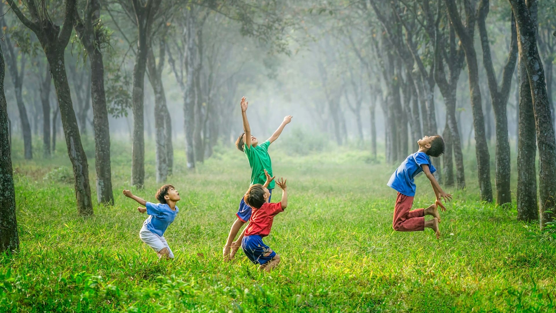 Kinderen rennen en springen in een bos, een moment van zelfredzaamheid en vrije beweging.