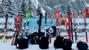 Rijen ski’s en rugzakken staan opgesteld bij een winters skigebied tijdens de Telemark Weltcup, ideaal bij wintersport voorbereiding.