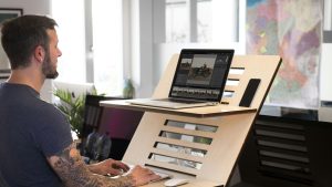 Staand werken aan bureau ondersteunt beweging werkdag en verhoogt concentratie